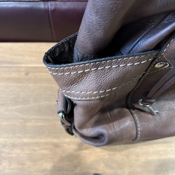 Fossil leather bag in very good pre owned condition. Measures approx. 13”x10”x 4 - Picture 6 of 7